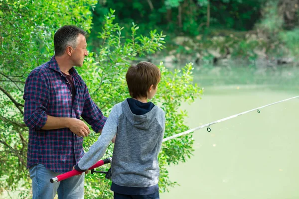 Vader Met Zoon Vissen Aan Oever Van Rivier Zomer Buiten — Stockfoto