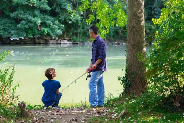 Padre Con Figlio Pesca Alla Riva Del Fiume Estate All — Foto Stock