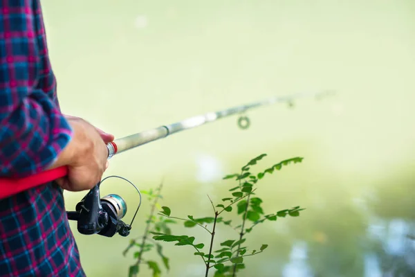 Uomo Che Pesca Sulla Riva Del Fiume Estate All Aperto — Foto Stock