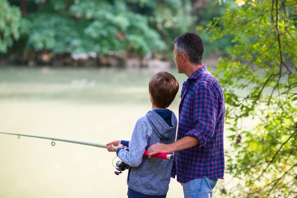 Far Med Son Fiske Vid Älvstranden Sommar Utomhus Man Och — Stockfoto