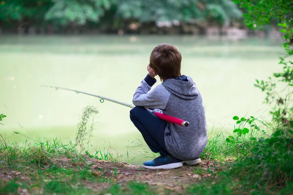 Jovem Pescador Menino Pesca Margem Rio Verão Livre Jovem Sentado — Fotografia de Stock