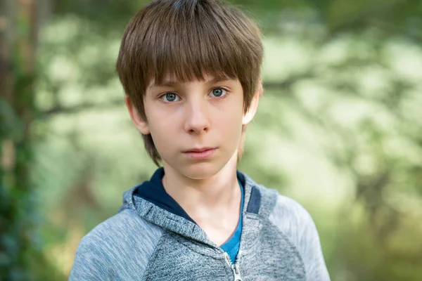 Πορτραίτο Του Χαριτωμένου Όμορφου Αγοριού Λυπημένος Έφηβος Στο Καλοκαιρινό Πάρκο — Φωτογραφία Αρχείου