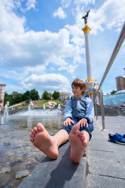 Jongen Zit Buurt Van Fontein Khreshchatyk Plein Kiev Oekraïne Barefoot — Stockfoto