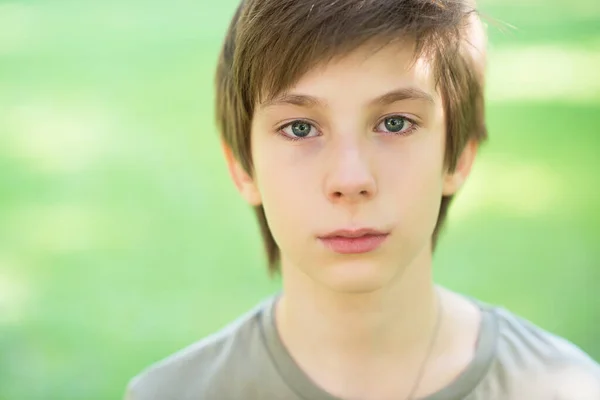 可爱英俊的男孩在外面哭 夏日公园里悲伤的少年男孩 — 图库照片