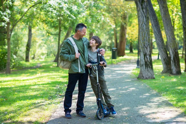 Portrett Far Sønn Som Går Sammen Høstparken Familiefritid Forelder Tilføyd – stockfoto