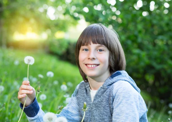 Ragazzo Che Soffia Dente Leone Sull Erba Verde Bluastra Natura — Foto Stock