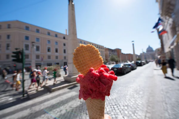 Crème Glacée Aux Baies Roses Appétissante Cône Gaufre Main Féminine — Photo