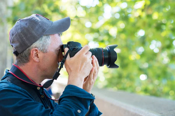 Professionele Fotograaf Maakt Foto Met Zijn Digitale Camera Outdoor — Stockfoto