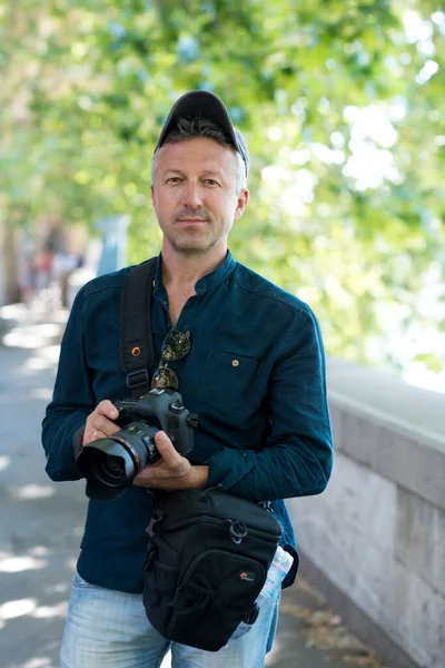 Professionele Fotograaf Maakt Foto Met Zijn Digitale Camera Outdoor — Stockfoto