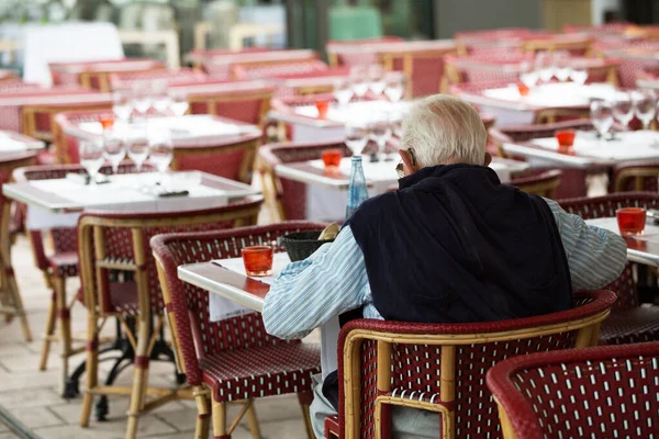 Senior Homem Comendo Bebendo Café Livre Sozinho — Fotografia de Stock