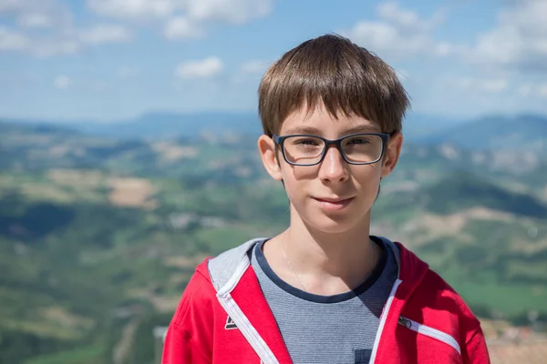 Mladý Chlapec Zíral Kameru Nad Městským Státem San Marino Zrak — Stock fotografie