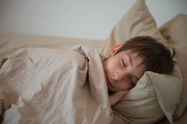 Bedårande Pojke Som Sover Hemma Hälsosam Barnsömn — Stockfoto