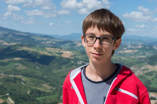 Ragazzo Dagli Occhiali Che Guarda Telecamera All Aperto Sopra Città — Foto Stock