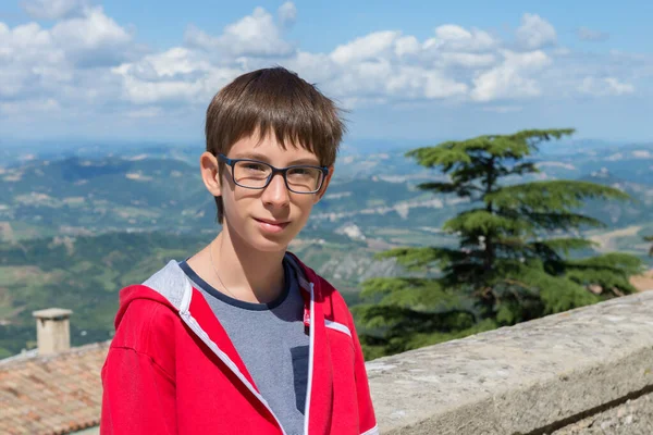 Mladý Chlapec Zíral Kameru Nad Městským Státem San Marino Zrak — Stock fotografie