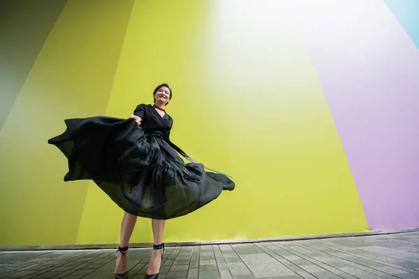 Mulher Moda Menina Chinesa Bonita Nova Dançando Livre Vestindo Vestido — Fotografia de Stock