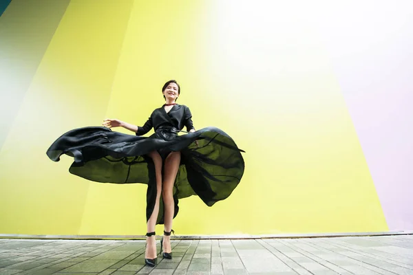 Mulher Moda Menina Chinesa Bonita Nova Dançando Livre Vestindo Vestido — Fotografia de Stock