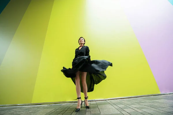 Femme Mode Jeune Belle Fille Chinoise Dansant Plein Air Portant — Photo