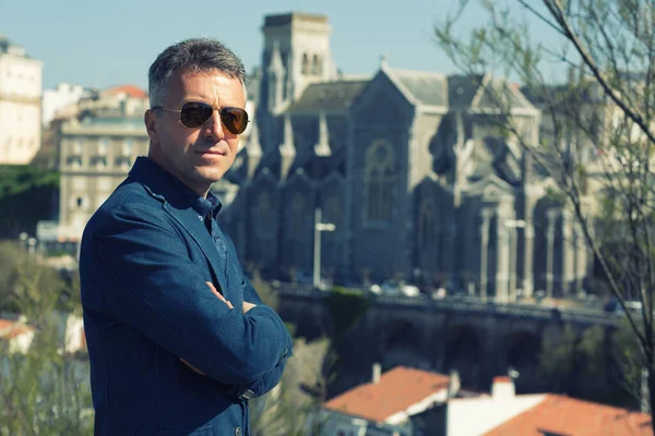 Yakışıklı adam. Açık erkek portre. Orta yaşlı adam, sokak fotoğraf, Biarritz, Fransa.