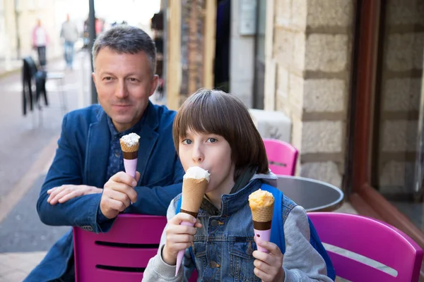 Vater Und Sohn Essen Eis Straßencafé Familienleben Papa Mit Frühling — Stockfoto