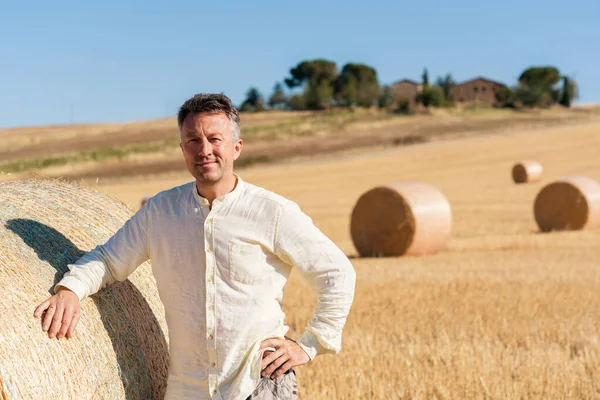 Agricultor Perto Fardo Trigo Colheita Toscana Itália Pilhas Feno Campo — Fotografia de Stock