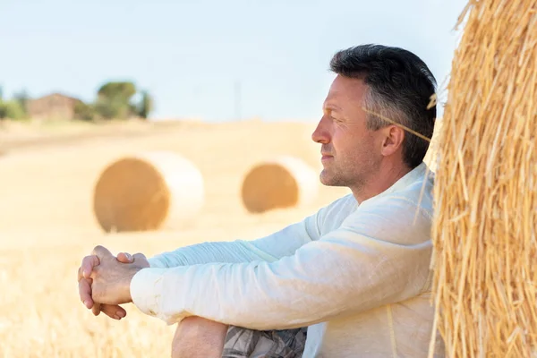 Farmer Sitting Field Harvestimg Tuscany Italy Stacks Hay Summer Field — Stock Photo, Image