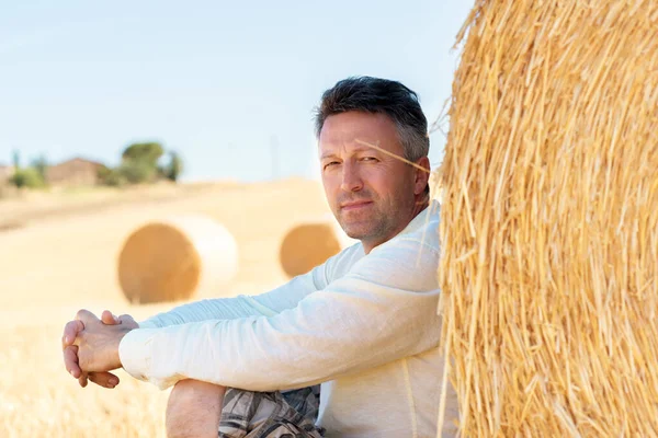Farmer Siedzi Boisku Żniwa Toskanii Włochy Stos Siana Letnim Polu — Zdjęcie stockowe