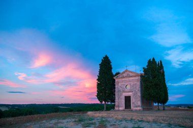Capella Vitaleta, Val D 'Orcia, Tuscuny, İtalya, 16 Temmuz 2017. Toskana tatili. İtalya Toskana bayramı. Toskana, İtalya, Avrupa 'da yaz manzarası. Güzel İtalya 'da tatil. 
