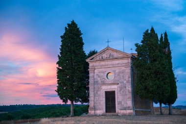 Capella Vitaleta, Val D 'Orcia, Tuscuny, İtalya, 16 Temmuz 2017. Toskana tatili. İtalya Toskana bayramı. Toskana, İtalya, Avrupa 'da yaz manzarası. Güzel İtalya 'da tatil. 