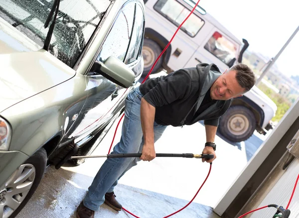 Car Washing Man Cleaning Car Using High Pressure Water Brush — Stock Photo, Image