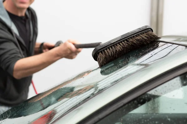 Car Washing Man Cleaning Car Using High Pressure Water Brush — Stock Photo, Image