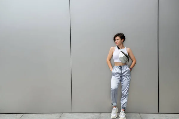 Jovem Mulher Atraente Posando Livre Sobre Parede Fundo Metal Prata — Fotografia de Stock