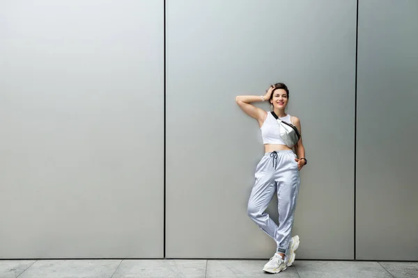 Jovem Mulher Atraente Posando Livre Sobre Parede Fundo Metal Prata — Fotografia de Stock