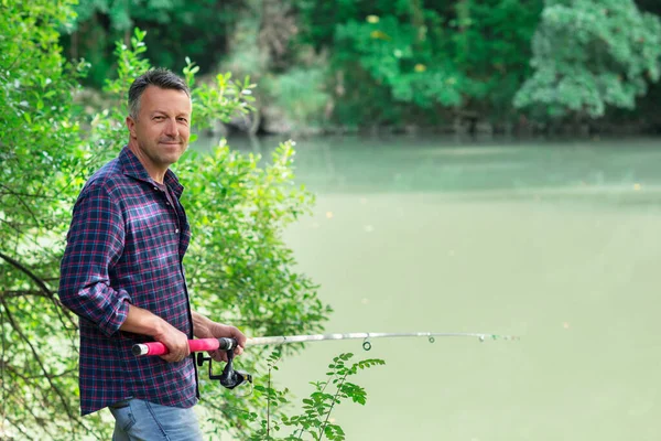 Uomo Che Pesca Sulla Riva Del Fiume Estate All Aperto — Foto Stock