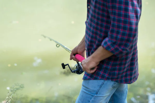 Mann Angelt Ufer Des Flusses Sommer Freien Sommerfreizeit Hobby Angeln — Stockfoto