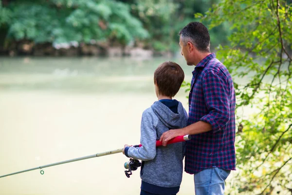 Vader Met Zoon Vissen Aan Oever Van Rivier Zomer Buiten — Stockfoto