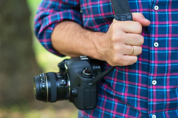 Fotógrafo Conceito Viajante Fotógrafo Segurando Câmera Digital Suas Mãos Com — Fotografia de Stock