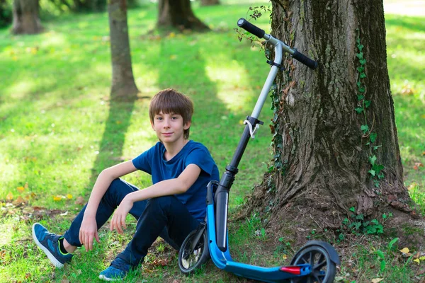 Boy Sitting Resting Tree His Scooter Summer Nature Outdoor Image — Stock Photo, Image