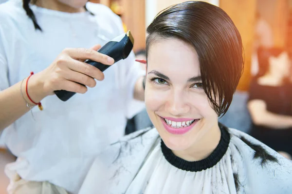 Güzellik Saç Stili Tedavi Saç Bakımı Konsepti Kuaförde Saç Kesen — Stok fotoğraf