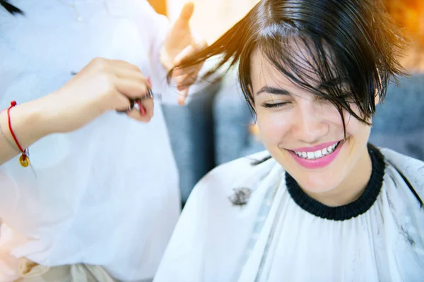 Schoonheid Kapsel Behandeling Haarverzorging Concept Jonge Vrouw Kapper Knippen Haar — Stockfoto