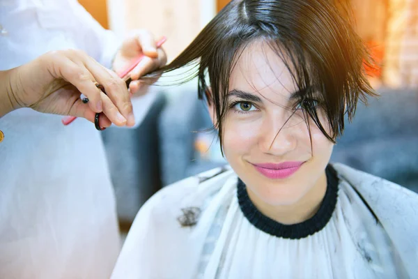 Schoonheid Kapsel Behandeling Haarverzorging Concept Jonge Vrouw Kapper Knippen Haar — Stockfoto