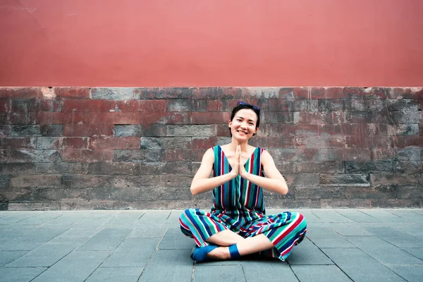Mujer Atractiva Joven Sentada Postura Yoga Sonriente Aire Libre Sobre — Foto de Stock