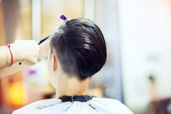 Schoonheid Kapsel Behandeling Haarverzorging Concept Jonge Vrouw Kapper Knippen Haar — Stockfoto