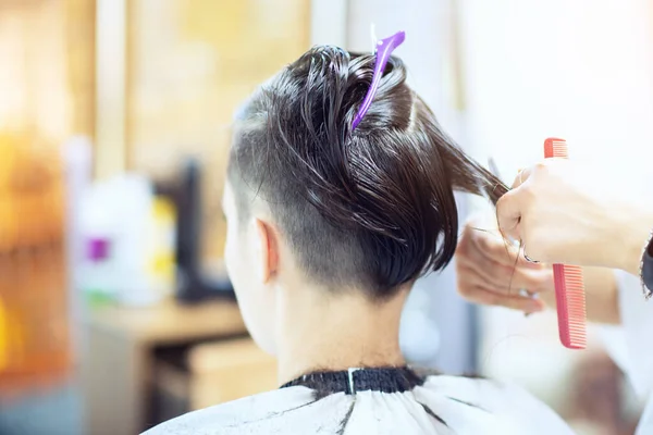 Güzellik Saç Stili Tedavi Saç Bakımı Konsepti Kuaförde Saç Kesen — Stok fotoğraf