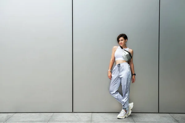 Mujer Atractiva Joven Posando Aire Libre Sobre Pared Fondo Metal —  Fotos de Stock