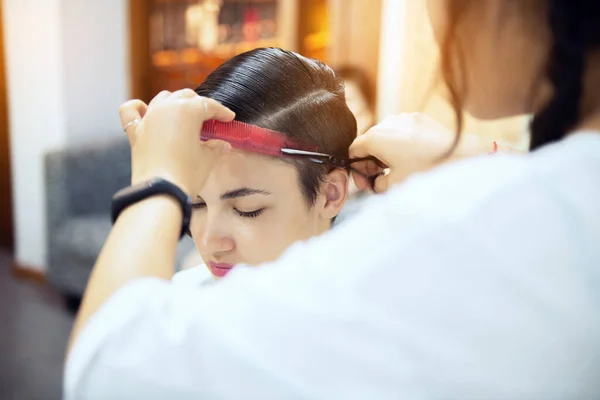 Schönheit Frisur Behandlung Haarpflegekonzept Junge Frau Und Friseur Schneiden Haare — Stockfoto