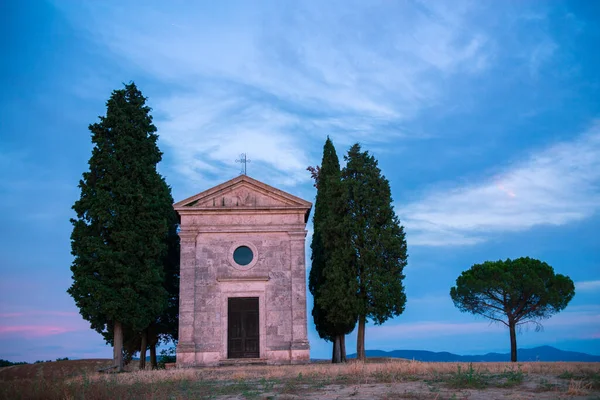 Capella Vitaleta, Val D 'Orcia, Tuscuny, İtalya, 16 Temmuz 2017. Toskana tatili. İtalya Toskana bayramı. Toskana, İtalya, Avrupa 'da yaz manzarası. Güzel İtalya 'da tatil. 
