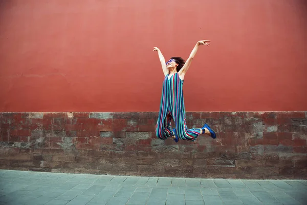 Mujer China Atractiva Joven Saltando Aire Libre Sobre Pared Roja —  Fotos de Stock