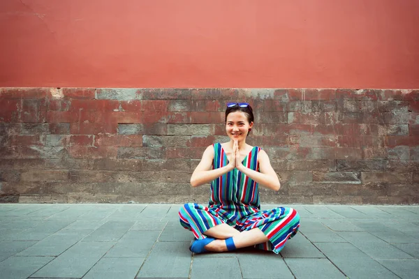 Mulher Chinesa Atraente Nova Que Senta Pose Ioga Que Sorri — Fotografia de Stock