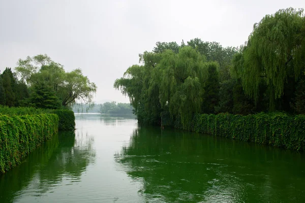 Névoa Nebulosa Paisagem Chinesa Natural Parque Com Lago Perto Palácio — Fotografia de Stock