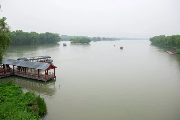 云雾蒙蒙的中国自然景观 北京颐和园附近有湖泊和小船的公园 — 图库照片